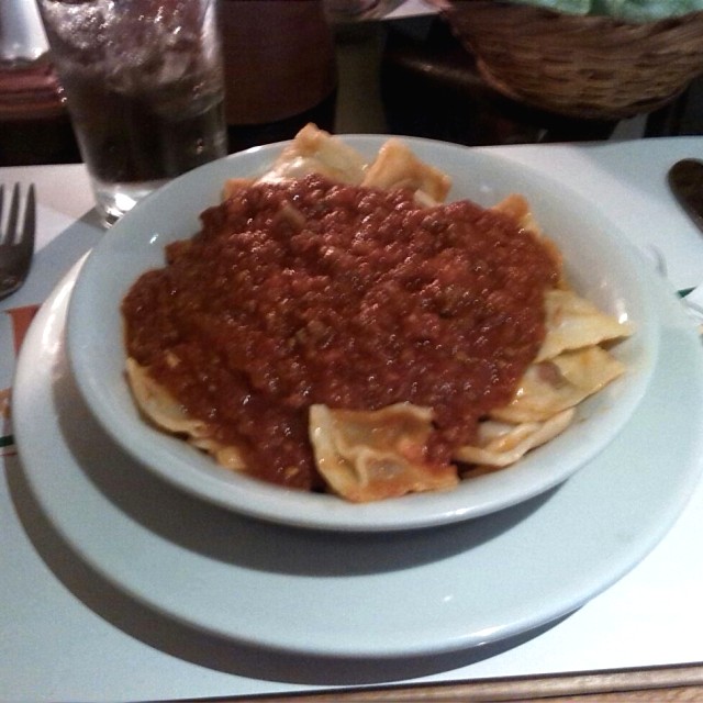 Raviolis de carne con salsa boloñesa