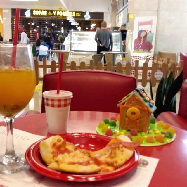 Menu infantil: Incluye preparacion de pizza, jugo y postre, manualidades y parque para niños!!!