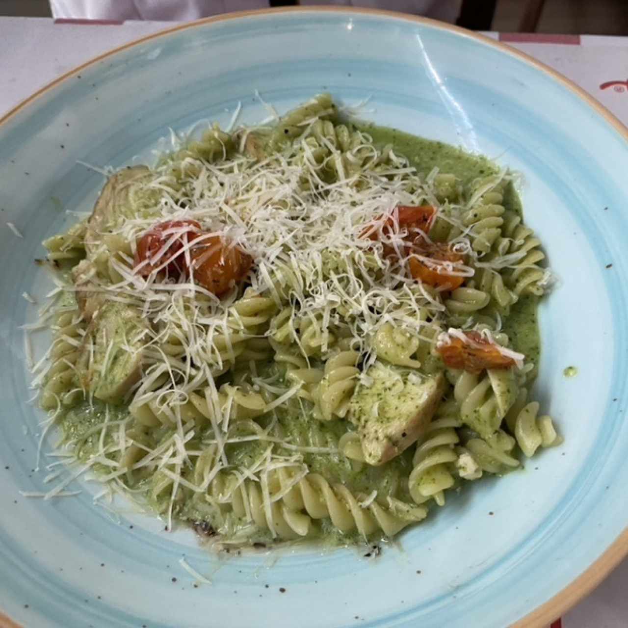 Fusilli pesti y pollo