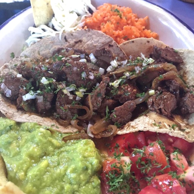 Taco bistec encebollado