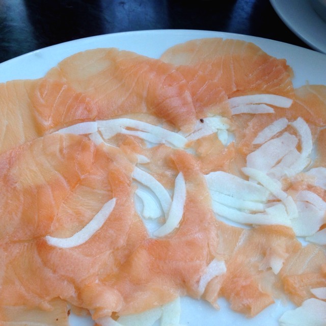 Carpaccio de salmon con mozarella