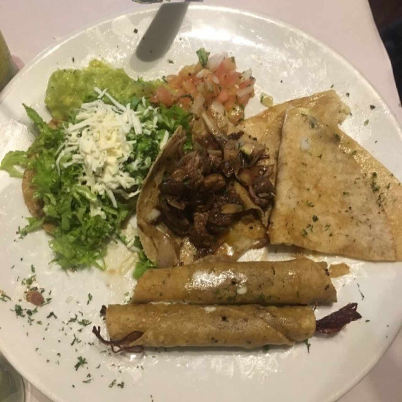 variedad de antojitos mexicanos