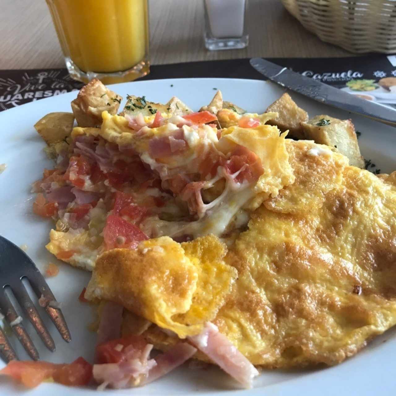 Omelette con jamón, queso, cebolla y tomate