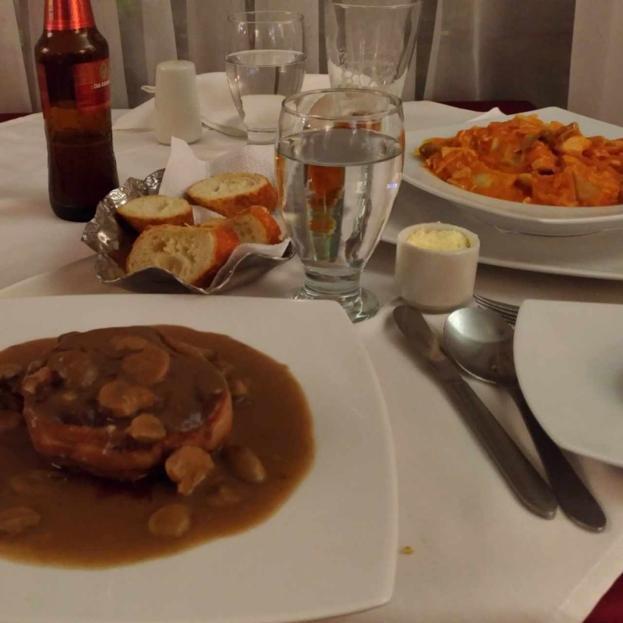 filet mignon y raviolis en salsa pozzetto