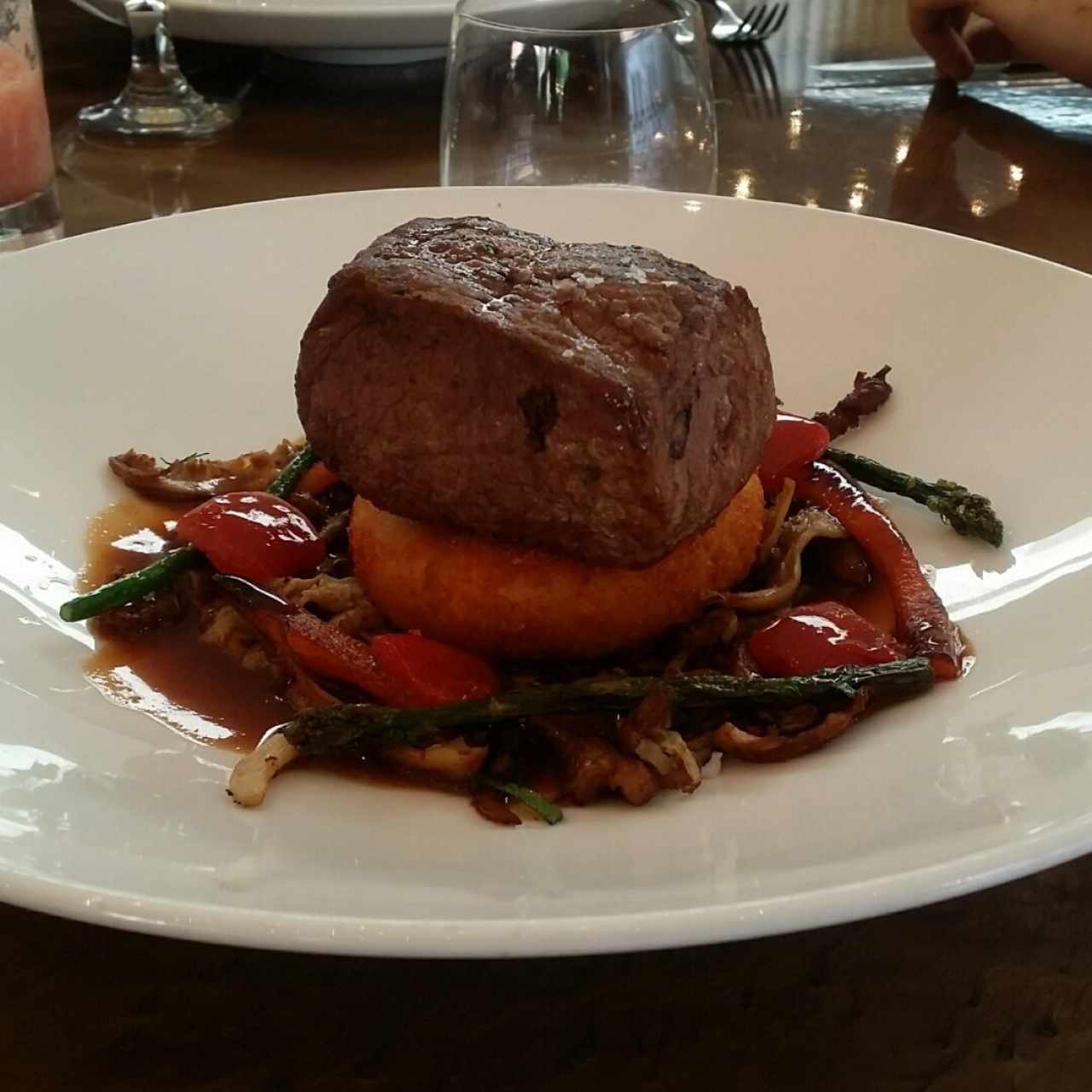 lomo Angus con salsa buchanan's master
