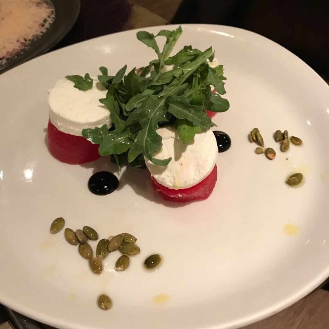 Ensalada de queso de cabra con patilla comprimida..