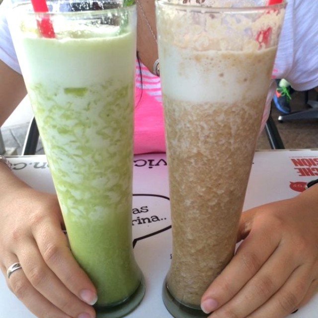 Jugo de piña y huerbabuena y de tamarindo