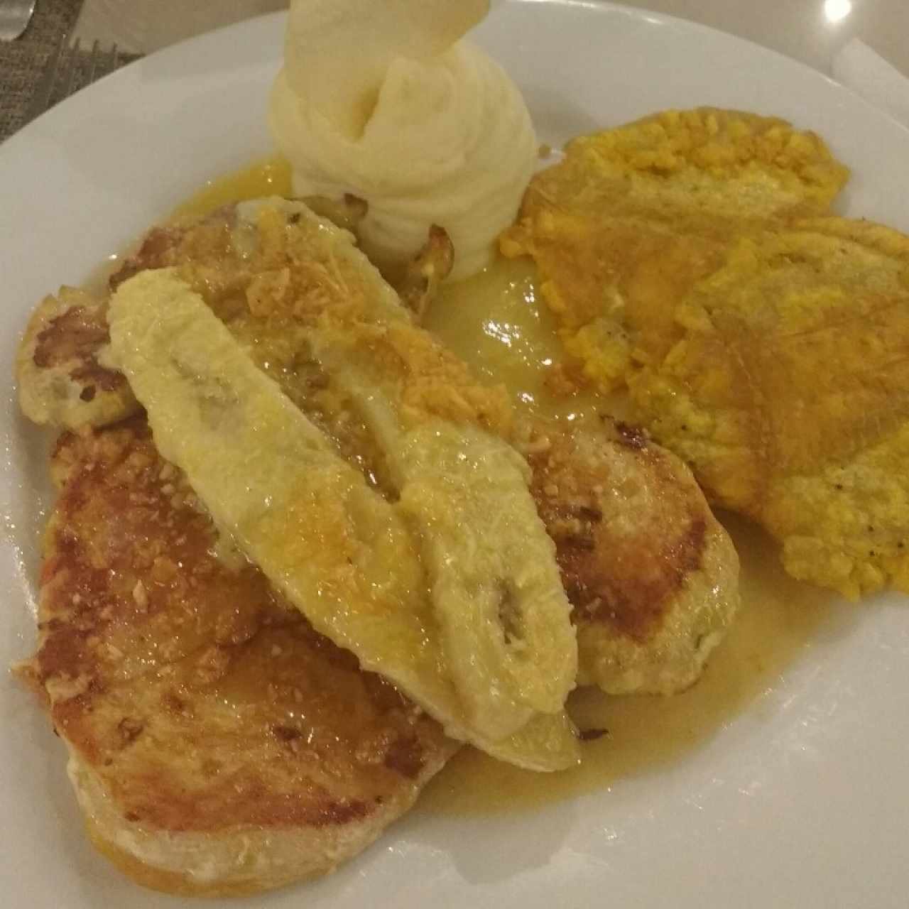 pollo americano. con tocineta y banano gratinado