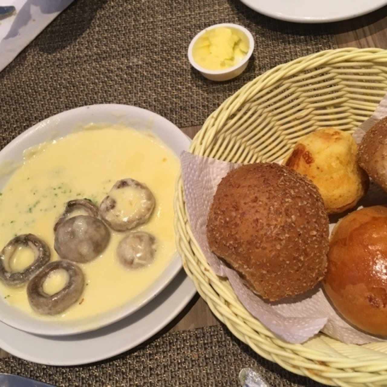 entrada de cahmpiñones en salsa de queso