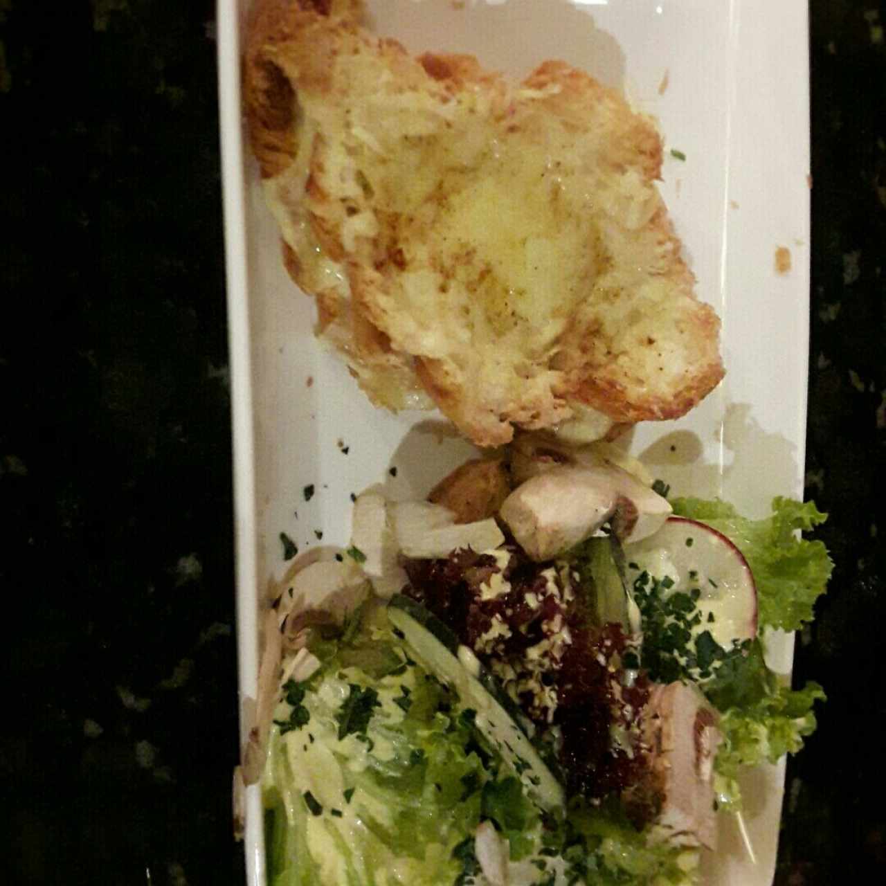 croissant de queso mozarella y ensalada 