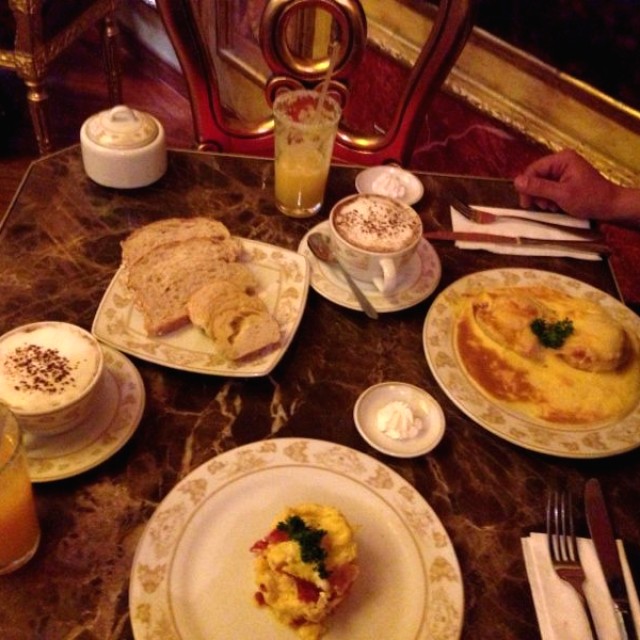 Chocolate Parisino, huevos benedictinos y huevos con chorizo español 