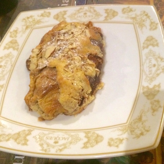 Croissant chocolate y almendras
