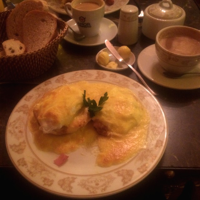 Wafles, huevos benedictinos y chicolate parisino