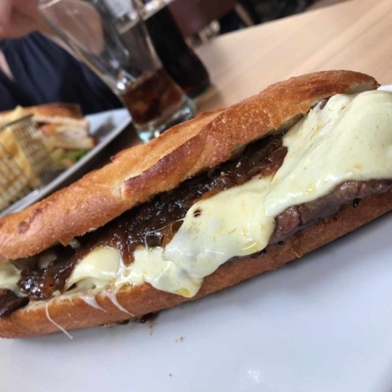 Sandwich de lomo con cebolla caramelizada 