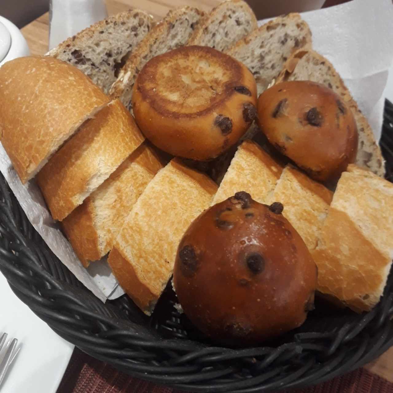 Canasta de pan, mantequilla y mermelada