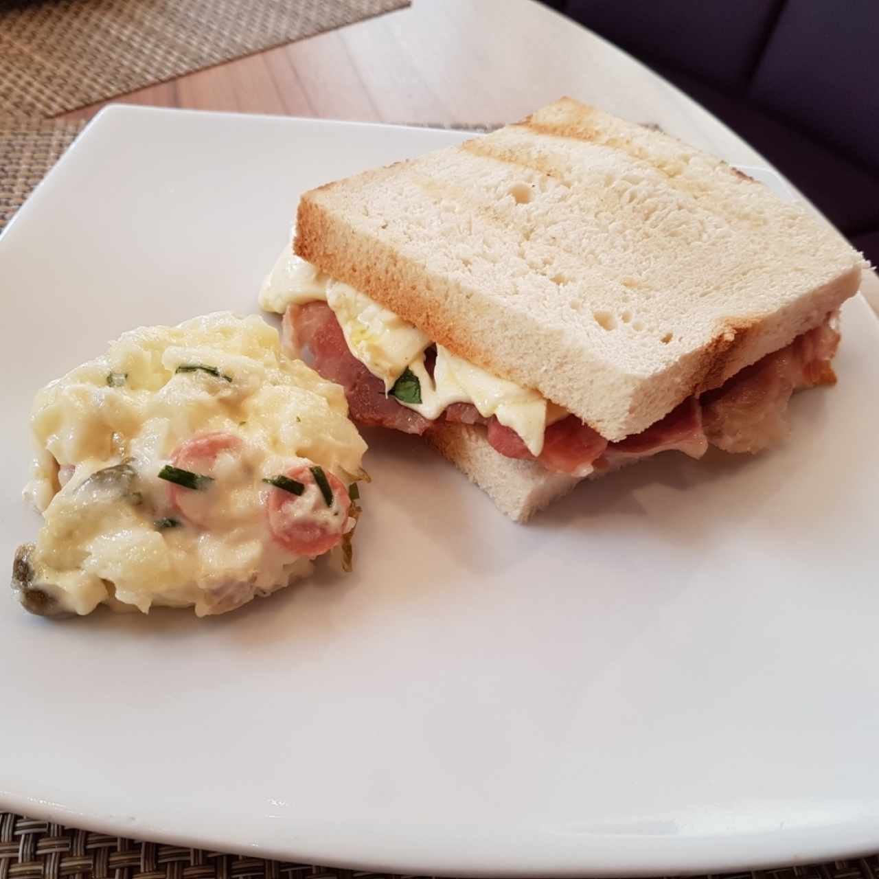 Sandwich de jamón y queso