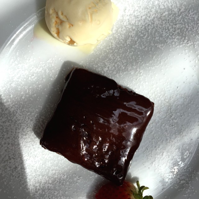 Brownie de Nuez con Helado