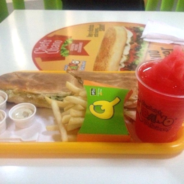 Sándwich de cordero agrandado con limonada ave rezada