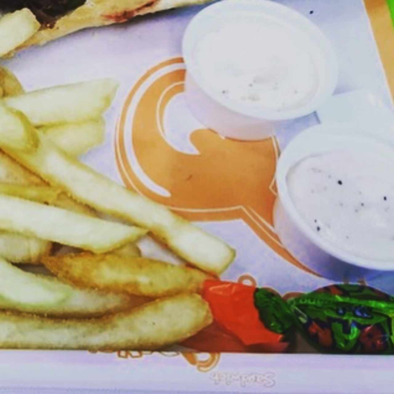 Papitas y salsa de ajo. 