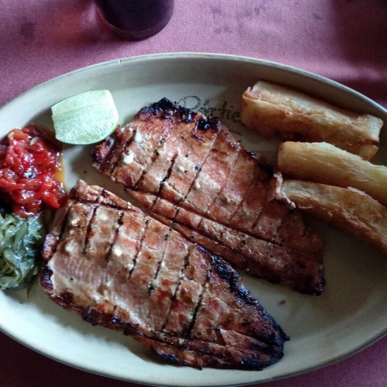 Trucha al carbón con yuca frita