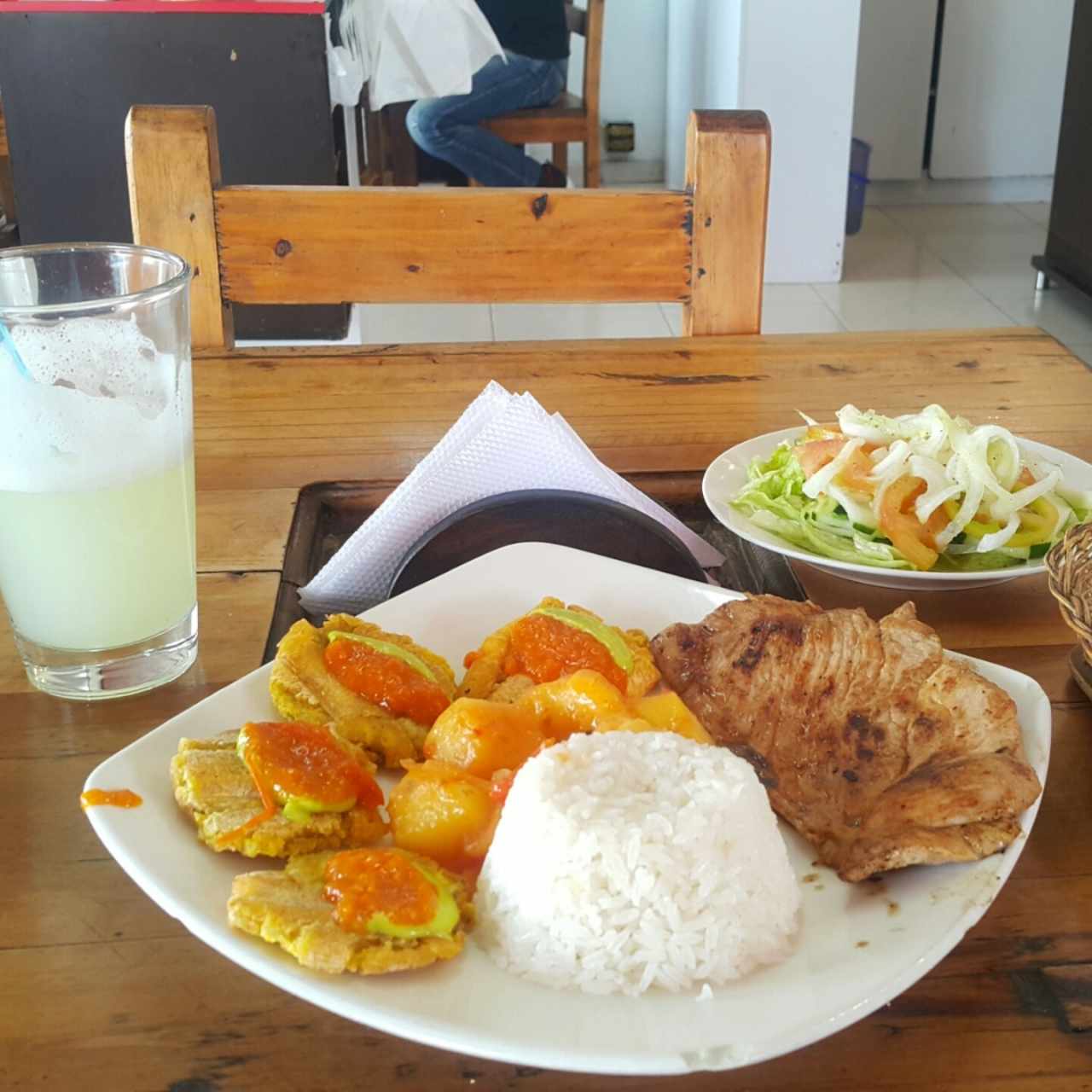 Pechuga a la Plancha, Limonada, Ensalada Barra Libre