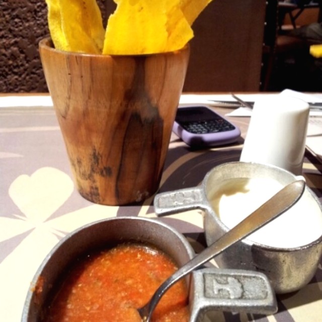 Patacones y suero costeño