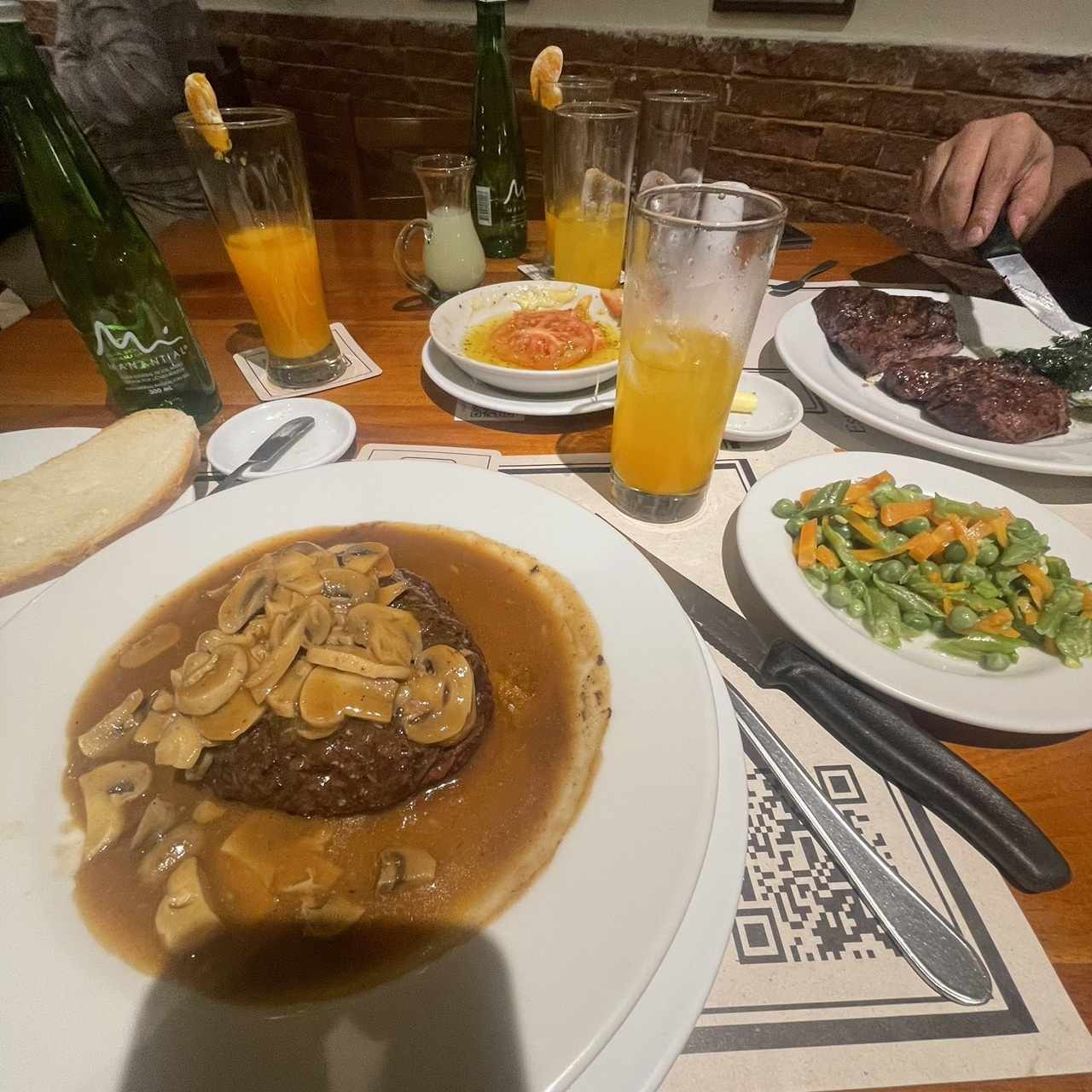 Filete con hongos al vino, verduras al vapor 