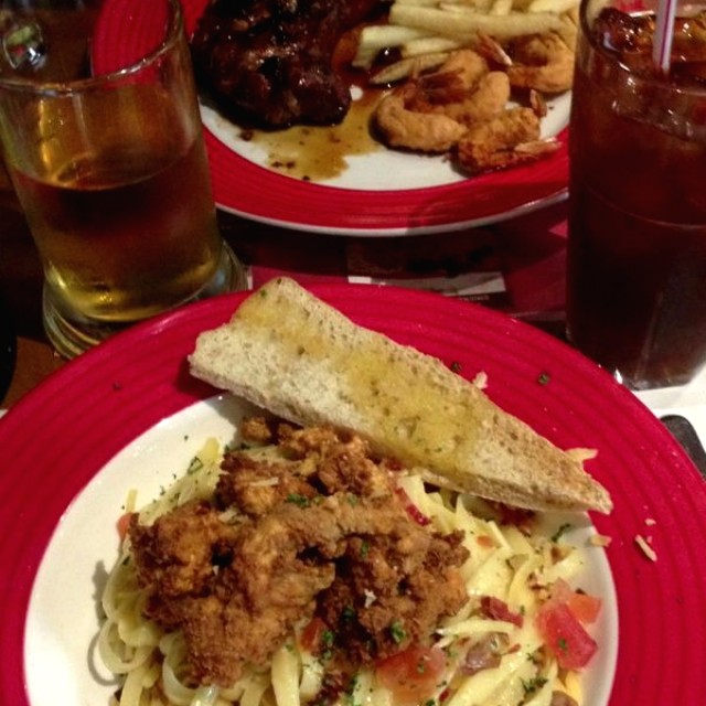 Jack Daniel’s® N.Y. Strip and Shrimp y Cajun Shrimp & Chicken Pasta 