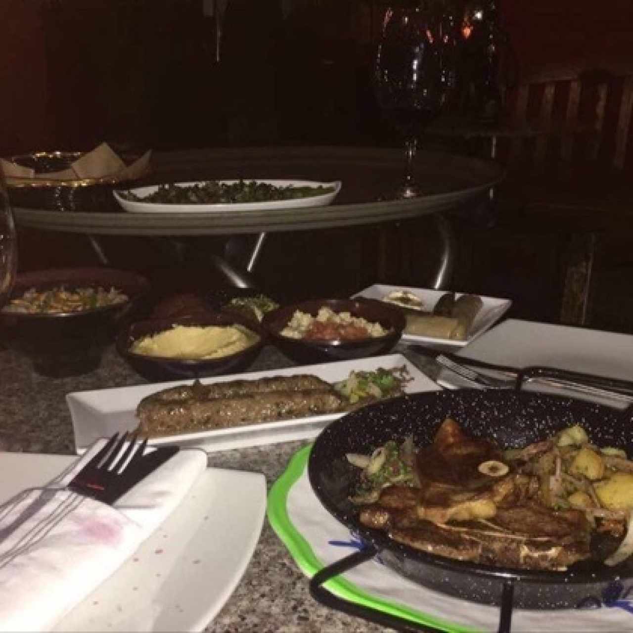Picadas y chuleta de cordero. 