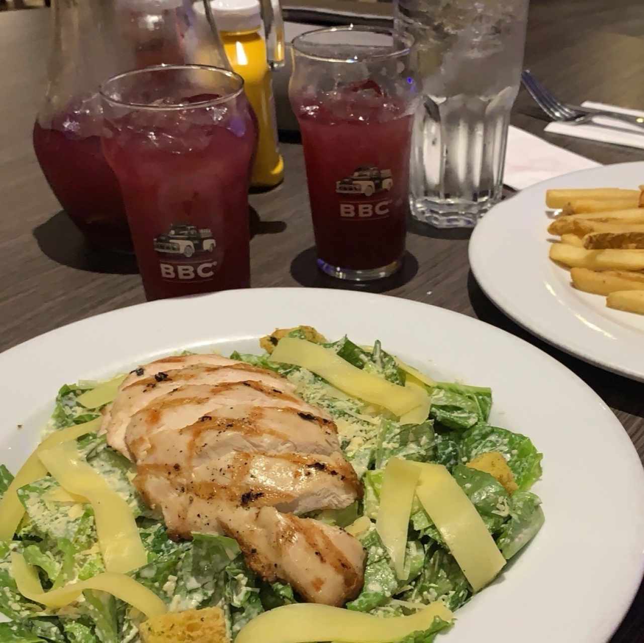 ensalada cesar y sangria