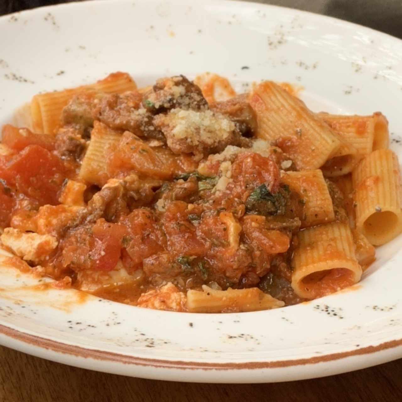 Pasta vegetriana al pomodoro con berenjena 