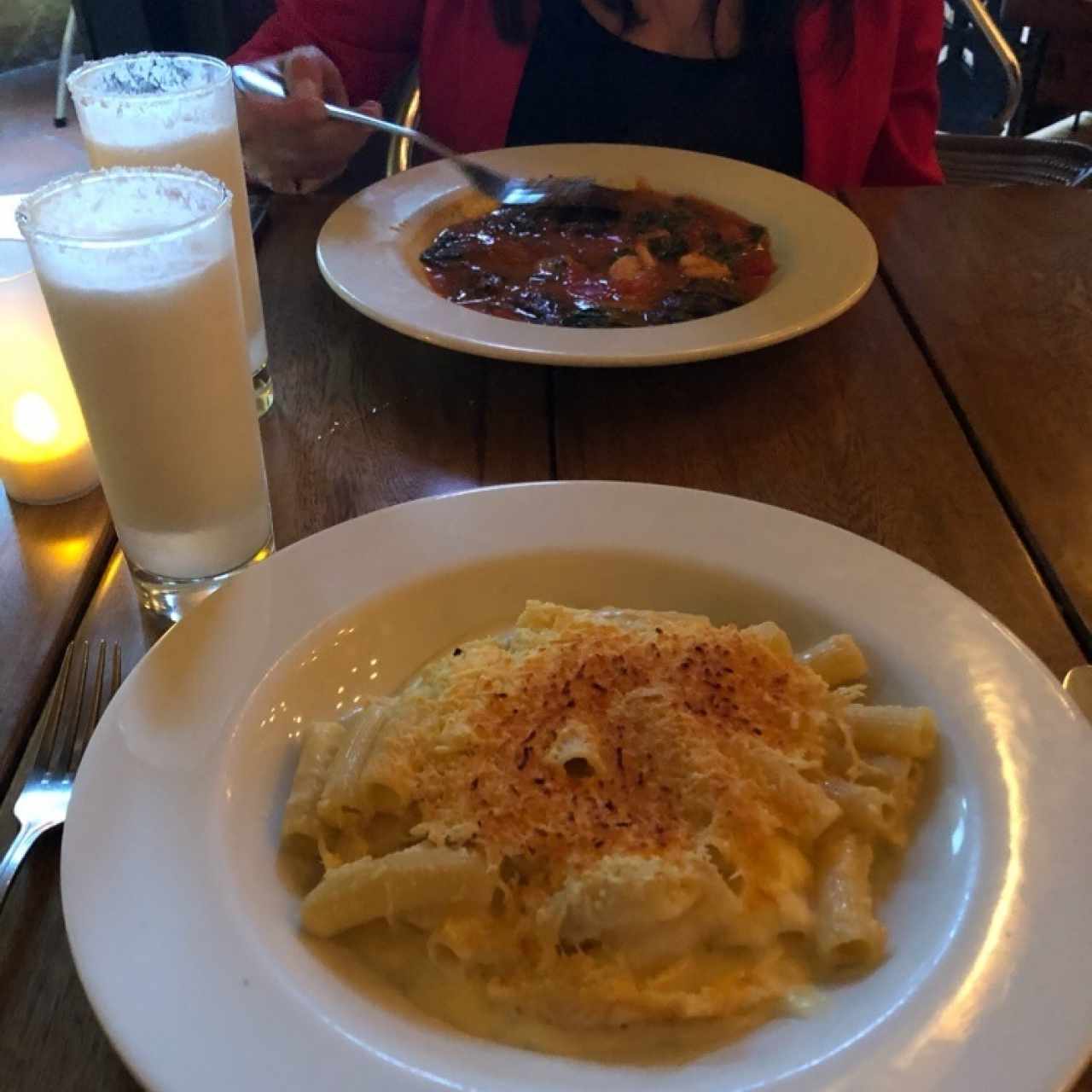 macarrones con queso y raviolis negros 