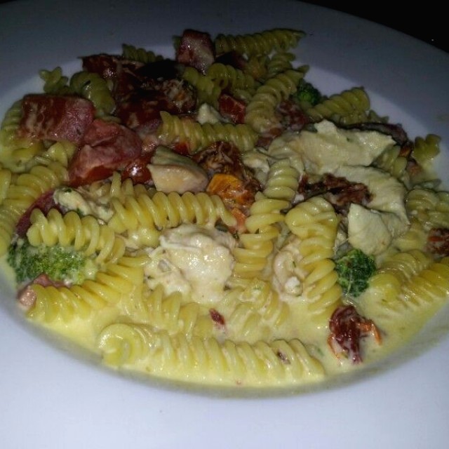 Fucilli con pollo bronco listo y tomates seco
