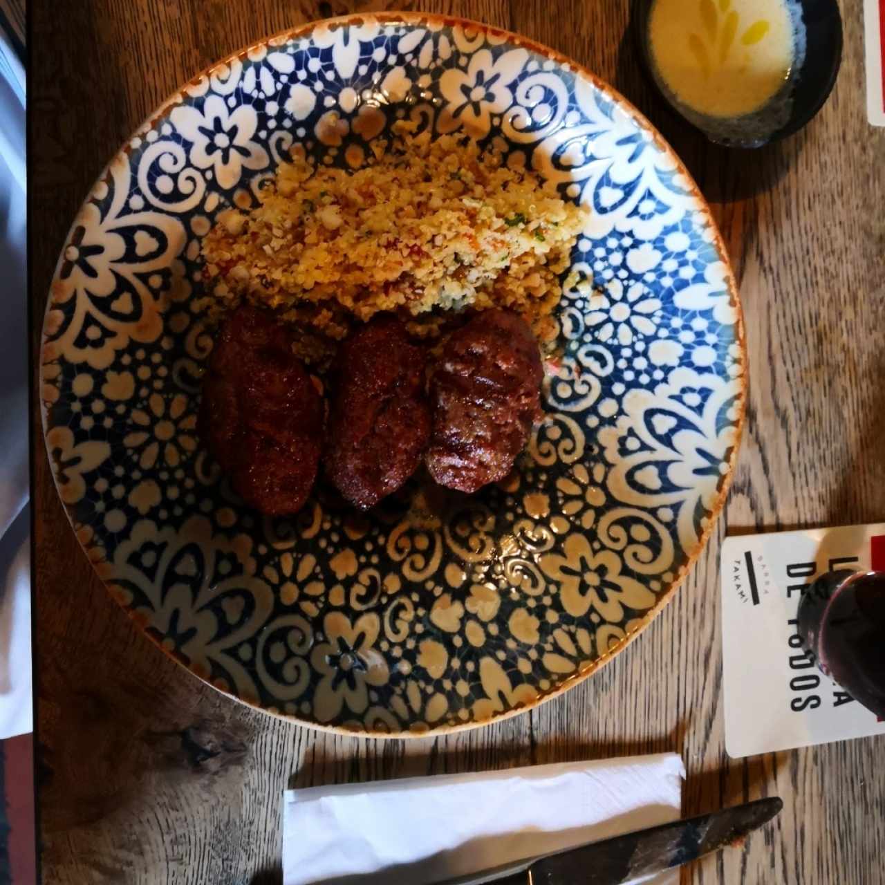 KOFTAS DE CORDERO, ENSALADA DE QUINUA,  PESTO DE LIMÓN ENCURTIDO