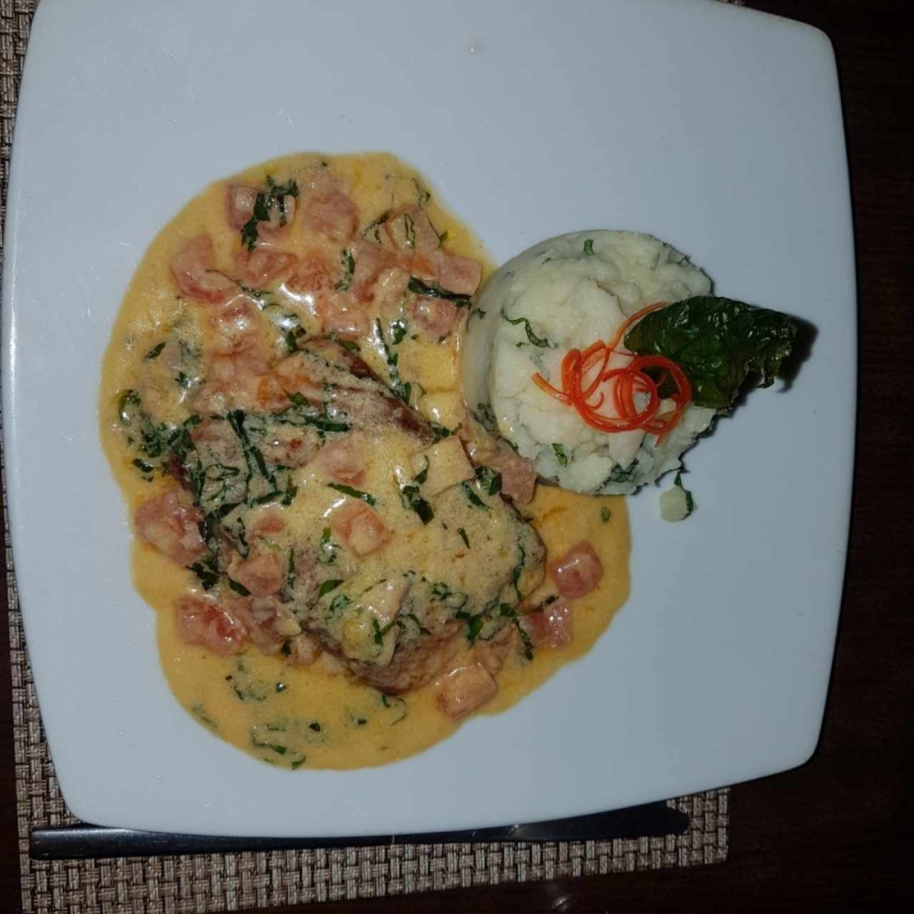 Pesca del día, Salmón en salsa de albahaca