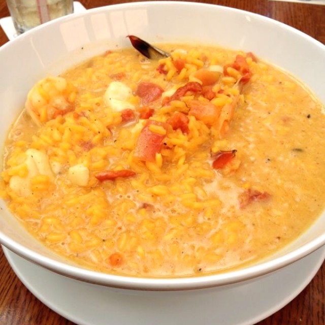 Arroz caldoso con azafrán, mero y langostinos