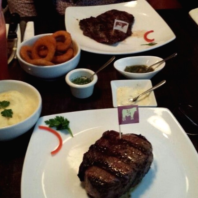 Bife de chorizo y vacío...  Puré de papa y aros de cebolla 