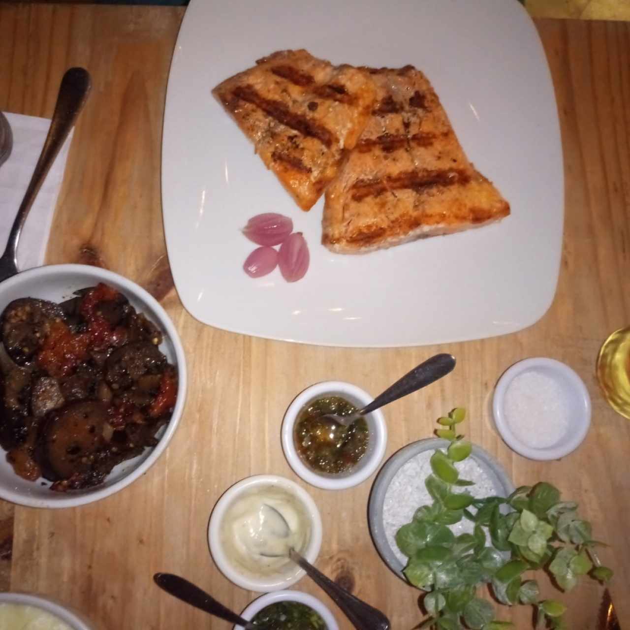Salmón a la parrilla com vegetales