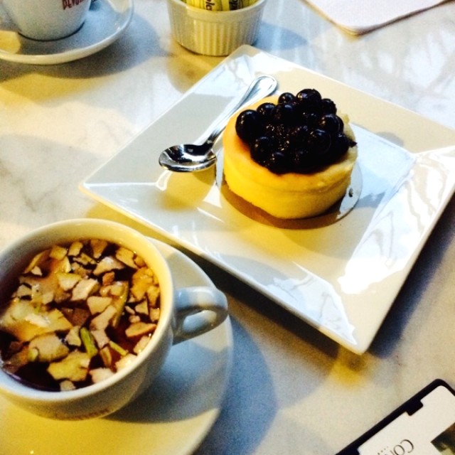 Aromática de frutas, con chessecake de arándanos. 