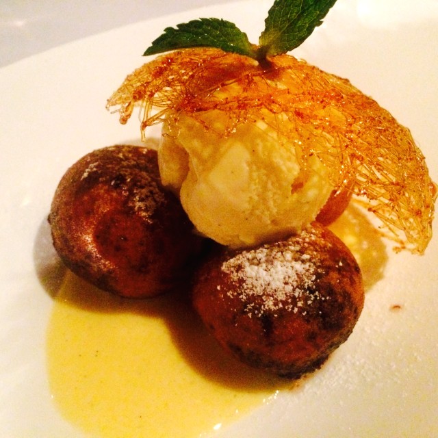 Tempura de chocolate con helado de vainilla