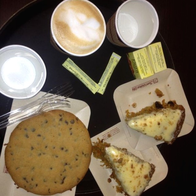 Torta zanahoria con queso, latte, galleta chips, aromática frutal