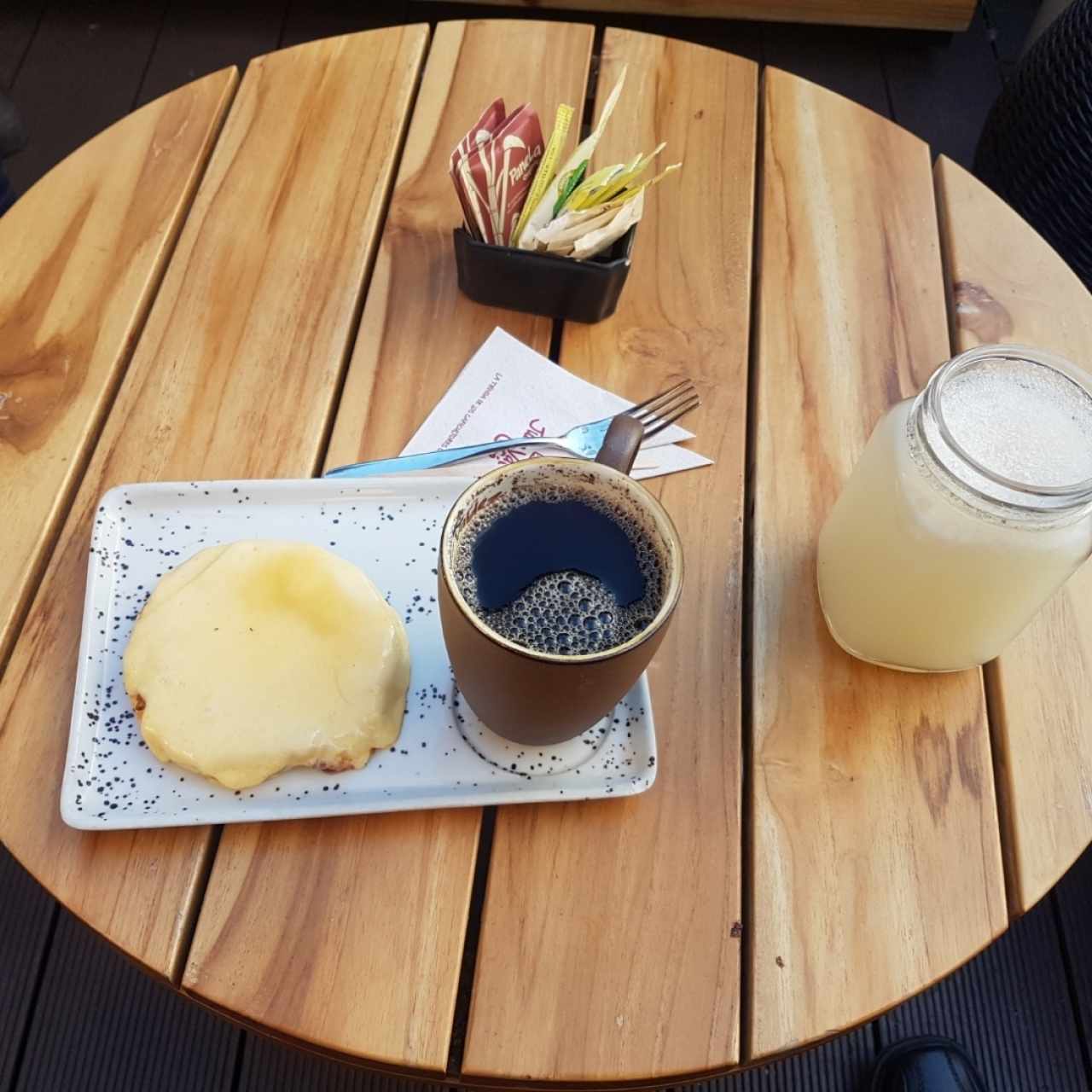 Café campesino con arepa con queso