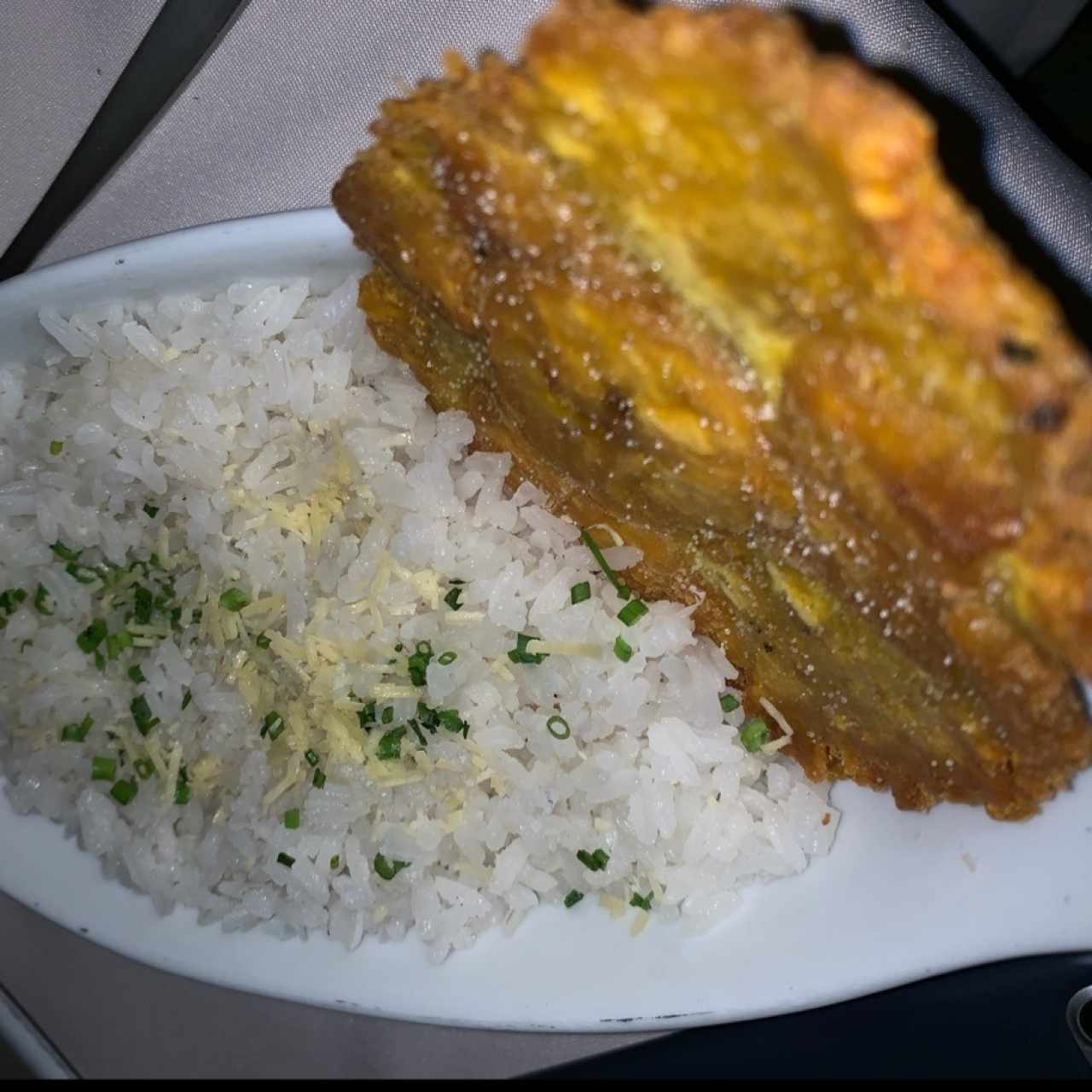 Acompañamiento de la cazuela de mariscos - patacón y arroz