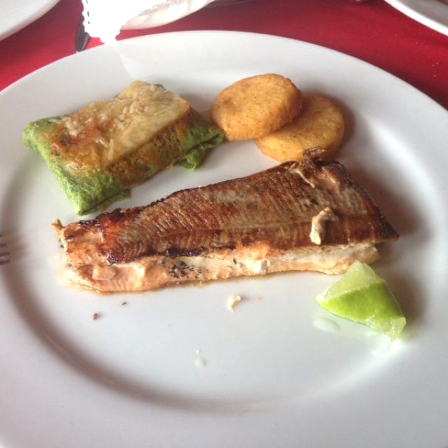 Trucha asada con pastel de espinaca