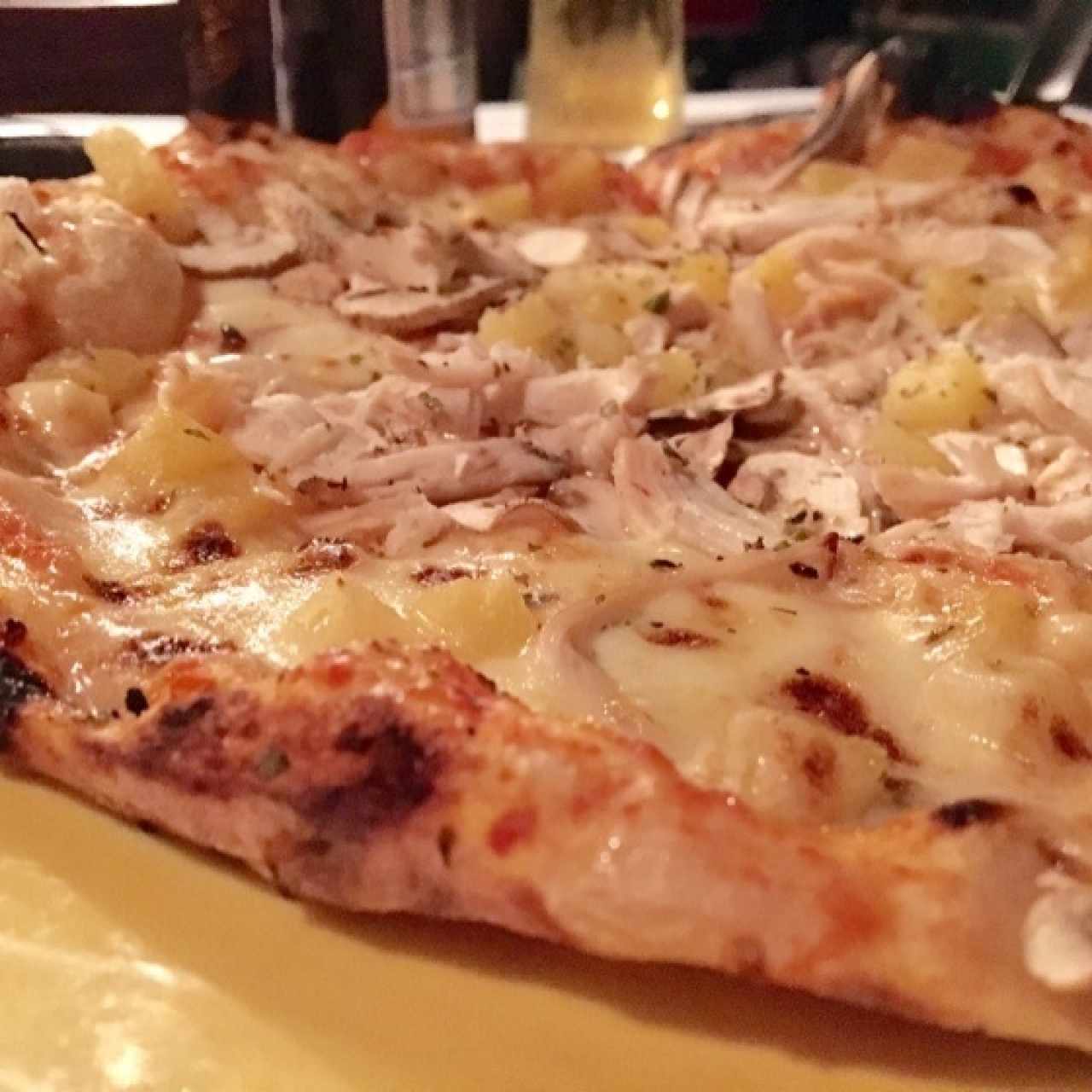 Pizza de pollo, champiñones y piña