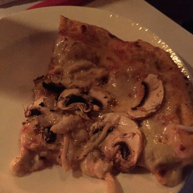 Pizza de pollo y champiñones