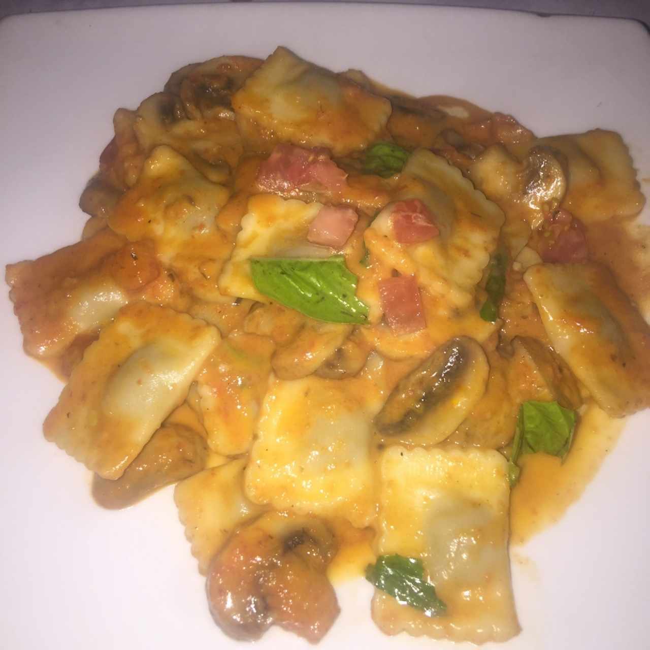 ravioli blanco en salsa rosa 