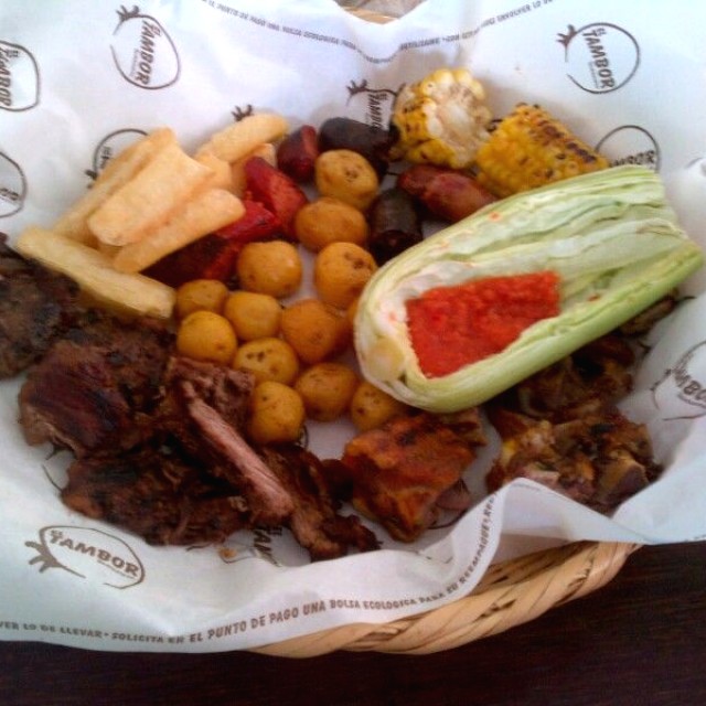Carne de res, Costillas de cerdo, Morcilla, Chorizo, Longaniza, Papa criolla, Yuca frita, Mazorca y Ají picante