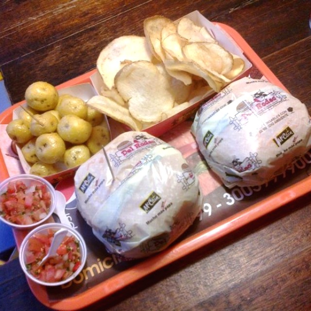 Combo Del Rodeo Pareja con papa criolla y chips