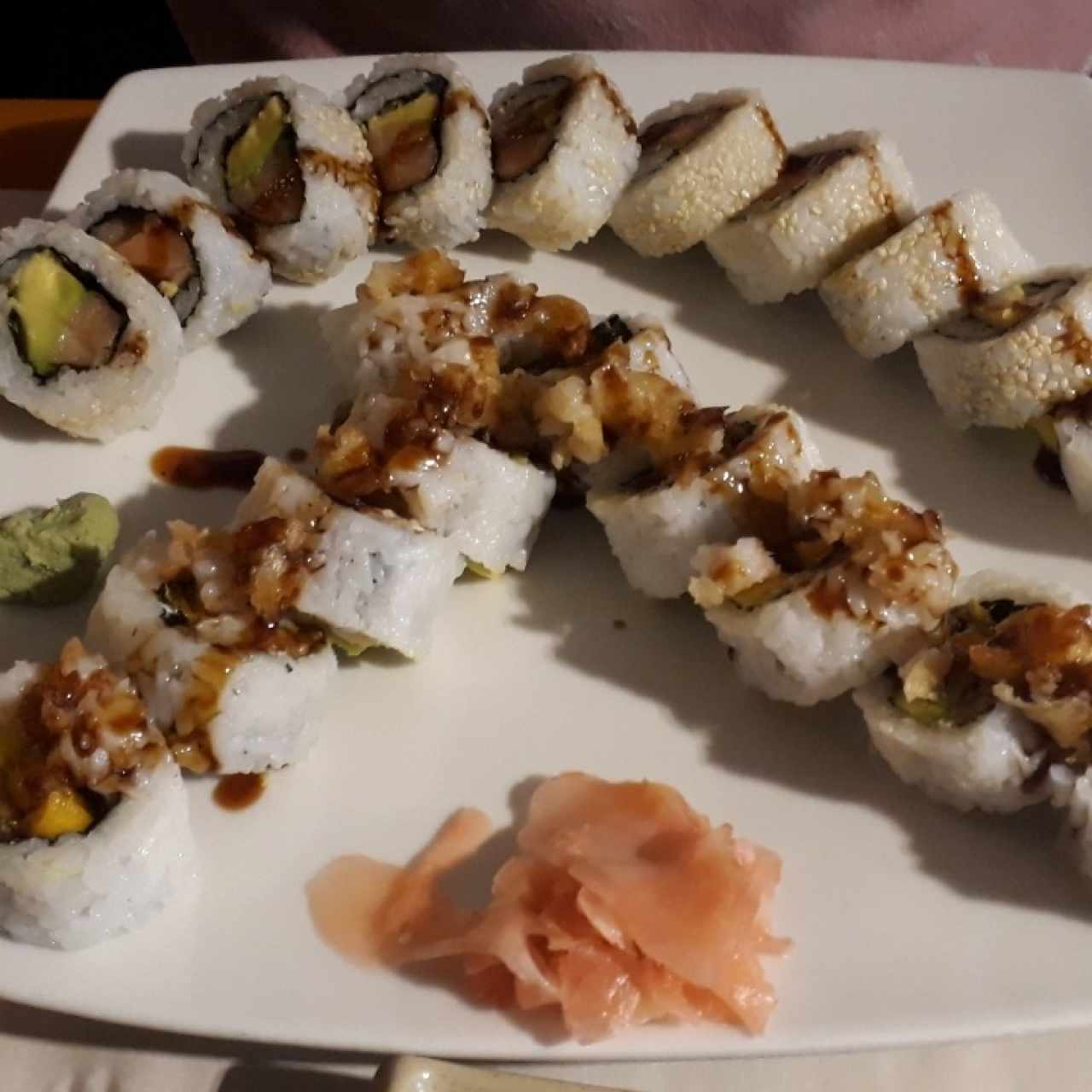 Crunchy con salsa de anguila y rol de salmón 